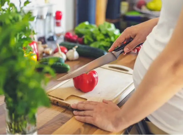 pregnant-woman-with-insulin-pump-preparing-healthy-food-in-the-picture-id1269113745 pregnant-woman-with-insulin-pump-preparing-healthy-food-in-the-picture-id1269113745